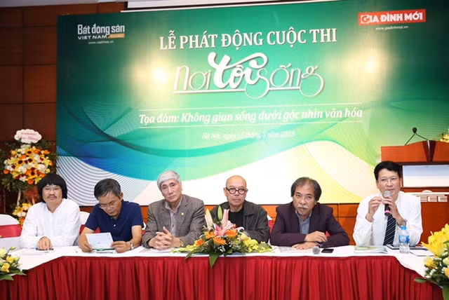 Hội đồng giám khảo cuộc thi "Nơi tôi sống". ảnh: NL.