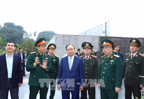 Thủ tướng Nguyễn Xuân Phúc làm việc với Ban Quản lý lăng Chủ tịch Hồ Chí Minh. ảnh: TTXVN.