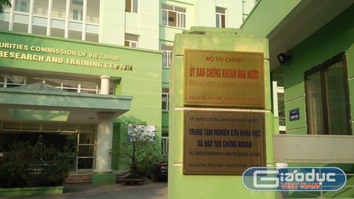 Hiệp hội Các nhà đầu tư tài chính Việt Nam cho rằng, việc Ủy ban Chứng khoán Nhà nước xử phạt ông Trịnh Văn Quyết bán chui 57 triệu cổ phiếu mang nặng cơ chế xin cho. Ảnh: Vũ Phương. Hiệp hội Các nhà đầu tư tài chính Việt Nam cho rằng, việc Ủy ban Chứng khoán Nhà nước xử phạt ông Trịnh Văn Quyết bán chui 57 triệu cổ phiếu mang nặng cơ chế xin cho. Ảnh: Vũ Phương.