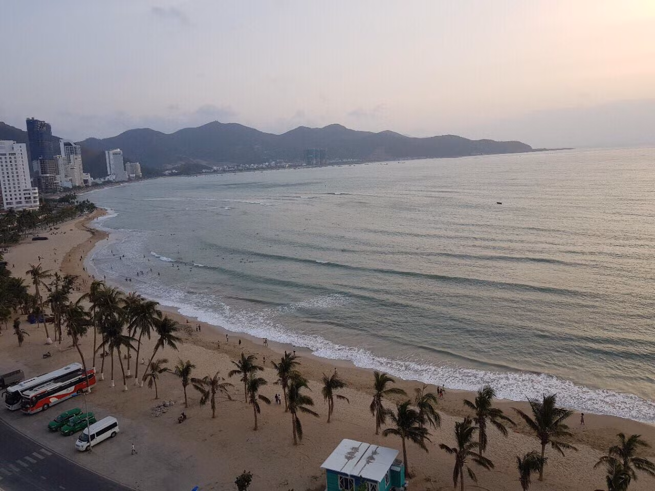 Bãi biển Nha Trang xanh biếc với bờ cát trắng trải dài nhìn từ ban công khách sạn