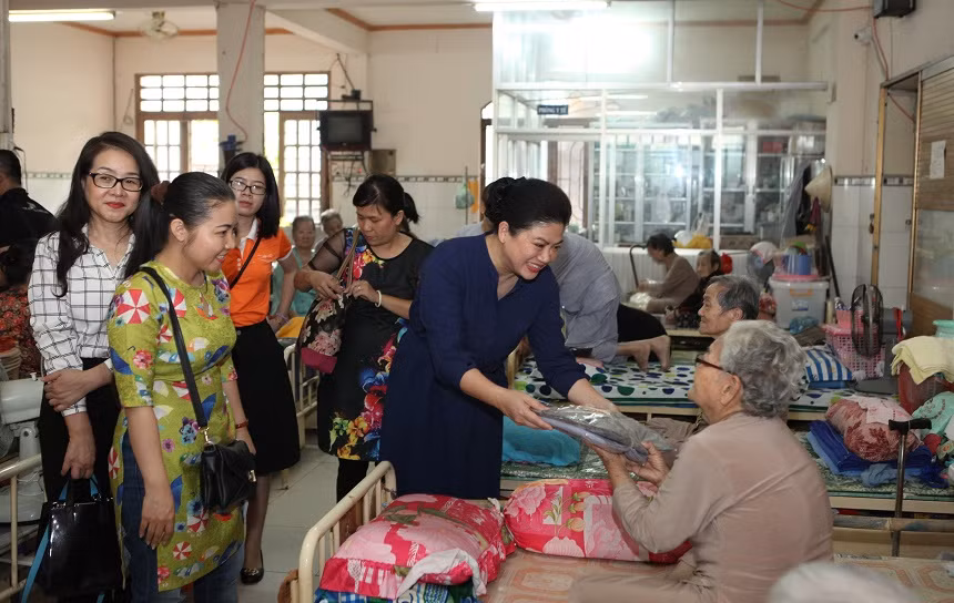 ... và các cụ già có hoàn cảnh khó khăn.