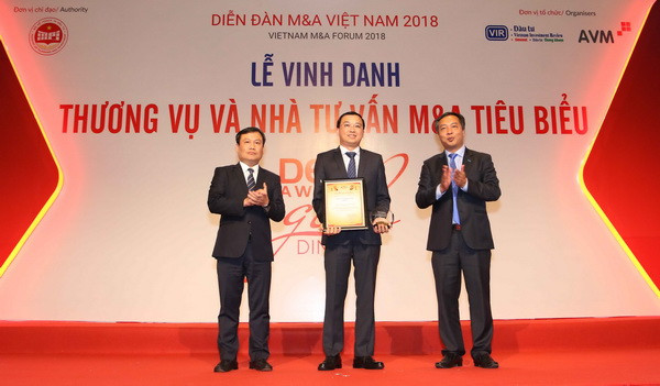 Ông Lê Thành Liêm – Giám đốc Điều hành Vinamilk (giữa) nhận giải tại diễn đàn. Ông Lê Thành Liêm – Giám đốc Điều hành Vinamilk (giữa) nhận giải tại diễn đàn.