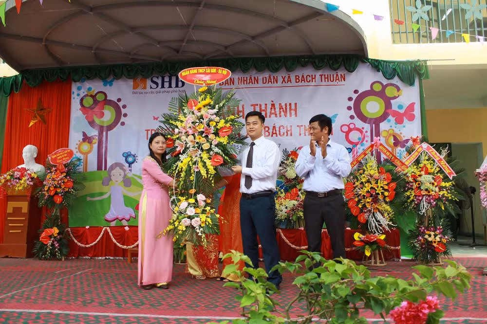 Đại diện SHB tặng cô và trò trường mầm non Bách Thuận (huyện Vũ Thư, tỉnh Thái Bình) một phần kinh phí xây dựng trường.