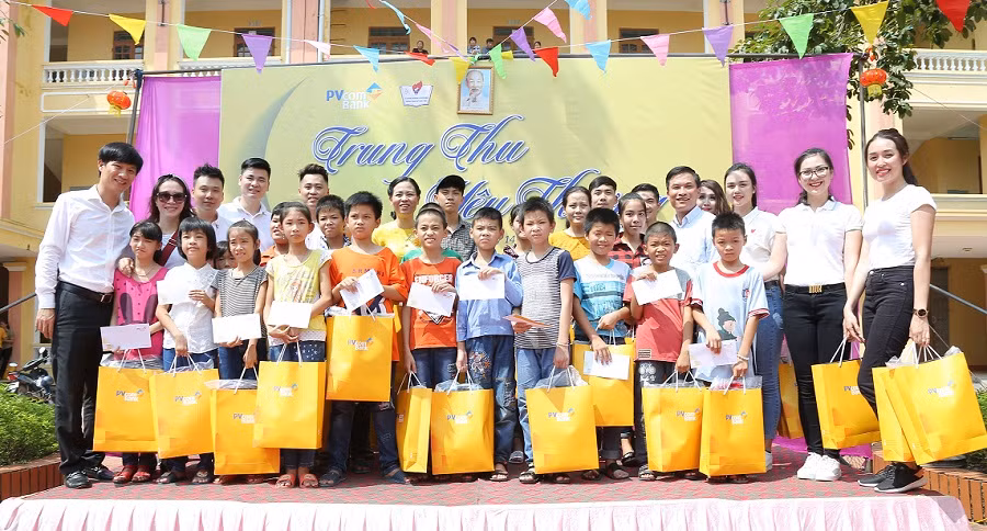 PVcomBank mang yêu thương đến với trẻ em khuyết tật tỉnh Thái Bình. PVcomBank mang yêu thương đến với trẻ em khuyết tật tỉnh Thái Bình.