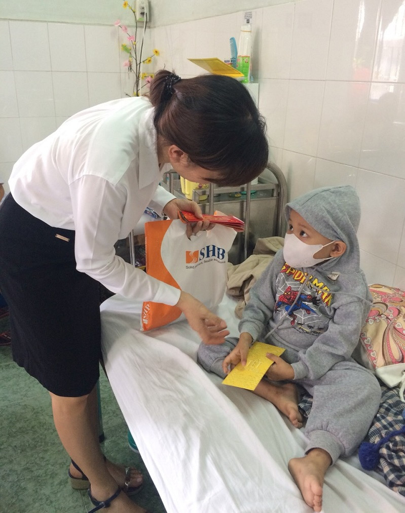 SHB chia sẻ với bệnh nhi nghèo tại Thành phố Hồ Chí Minh. ảnh: shb. SHB chia sẻ với bệnh nhi nghèo tại Thành phố Hồ Chí Minh. ảnh: shb.