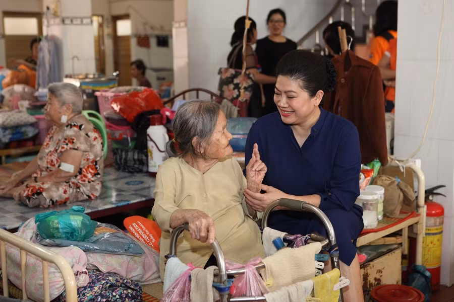 Lãnh sự Nam Phi tại Thành phố Hồ Chí Minh đã 4 lần tổ chức chương trình "Nhà sạch đón Tết", toàn bộ kinh phí thu được sử dụng vào việc chuẩn bị quà Tết tặng các em nhỏ thiệt thòi ở trung tâm bảo trợ xã hội và các cụ già sống nương tựa ở Chùa Lâm Quang.