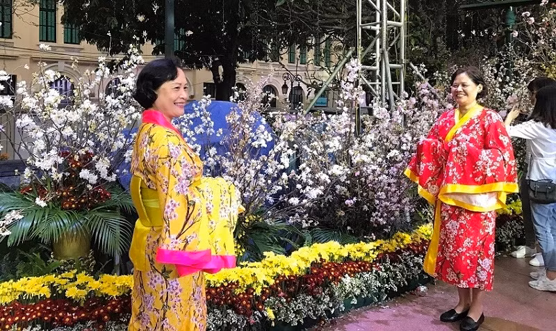 Những du khách Việt Nam trong bộ áo Kimono truyền thống của Nhật Bản.