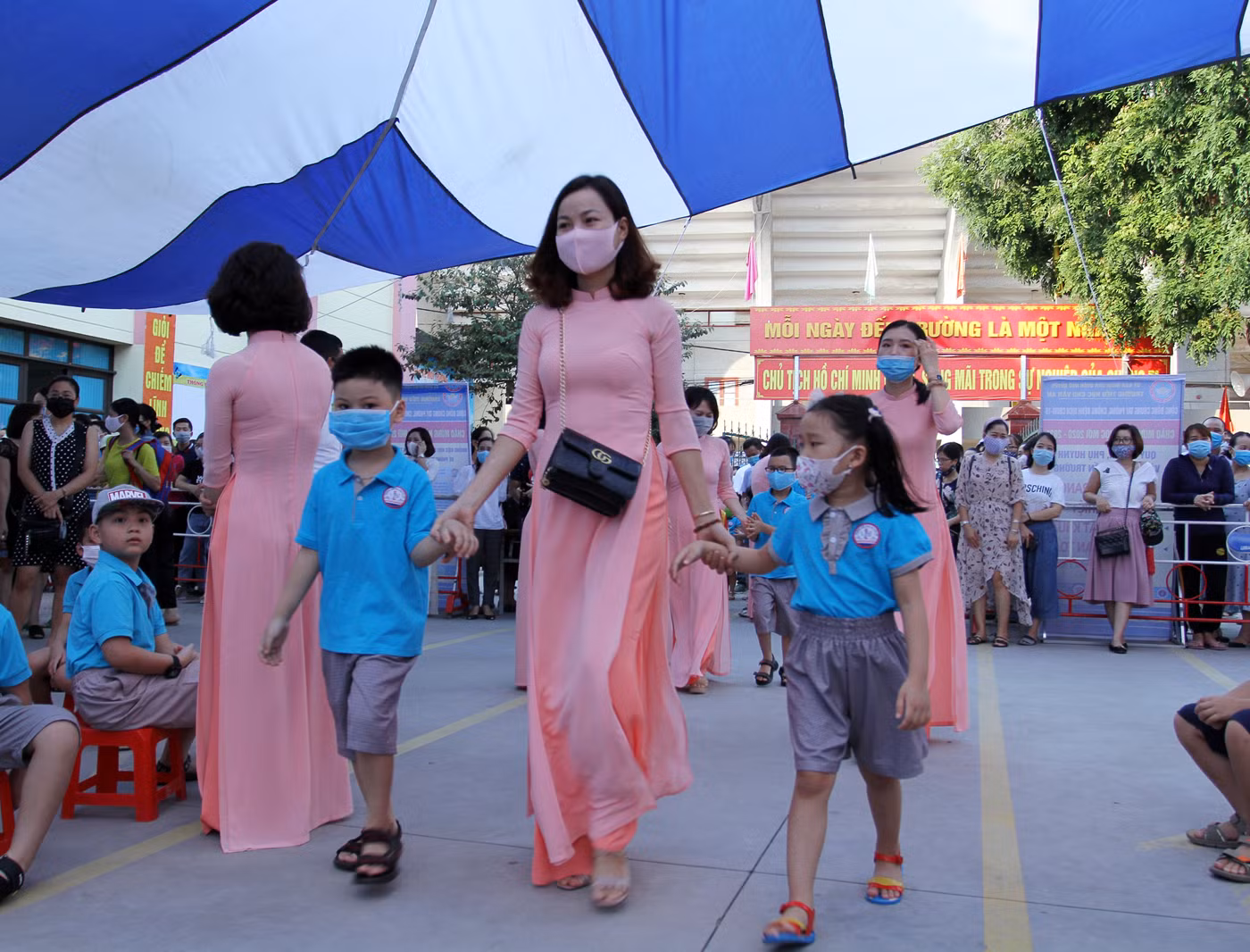Giáo viên Trường Tiểu học Chu Văn An đón học sinh tới dự lễ khai giảng năm học mới (Ảnh: Lã Tiến)