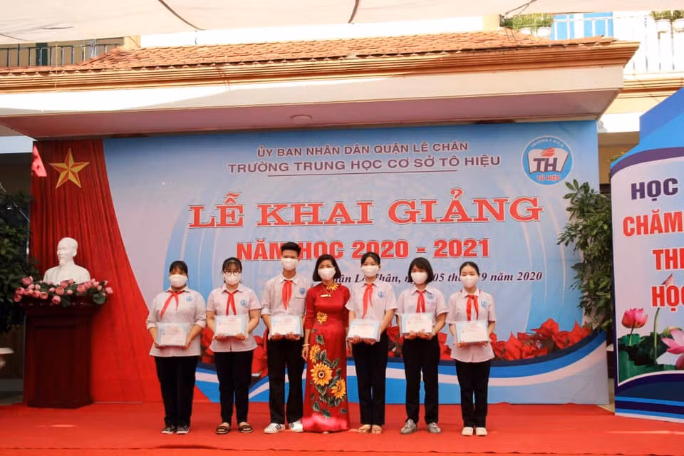Trường Trung học cơ sở Tô Hiệu tặng quà các em học sinh có hoàn cảnh khó khăn (Ảnh: MT)