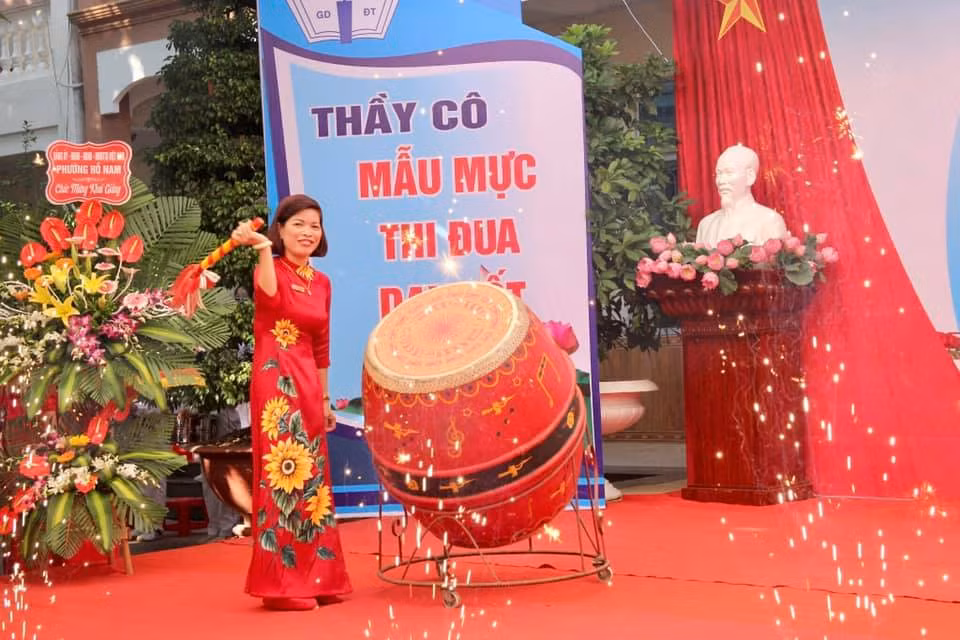 Cô giáo Lê Thị Minh Tâm, Hiệu trưởng Trường Trung học cơ sở Tô Hiệu đánh trống khai trường (Ảnh: MT)