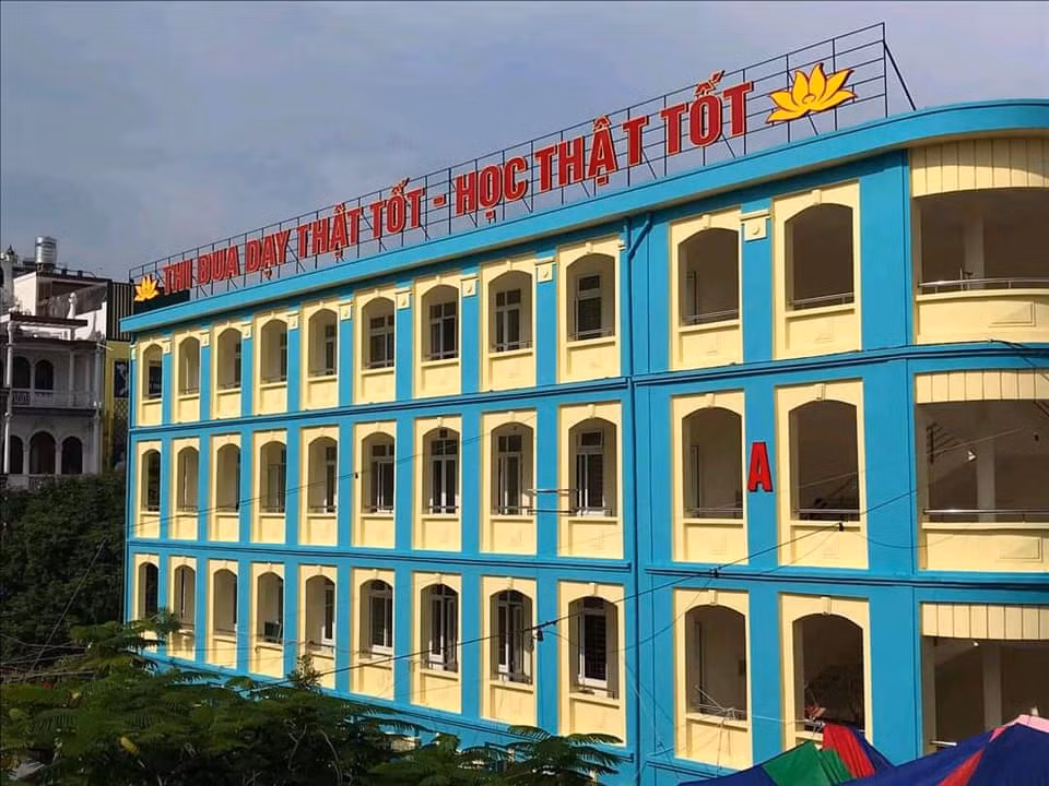 Khu nhà 4 tầng của Trường Trung học cơ sở Tô Hiệu mới được cải tạo, sửa chữa, đáp ứng yêu cầu dạy và học (Ảnh: MT)