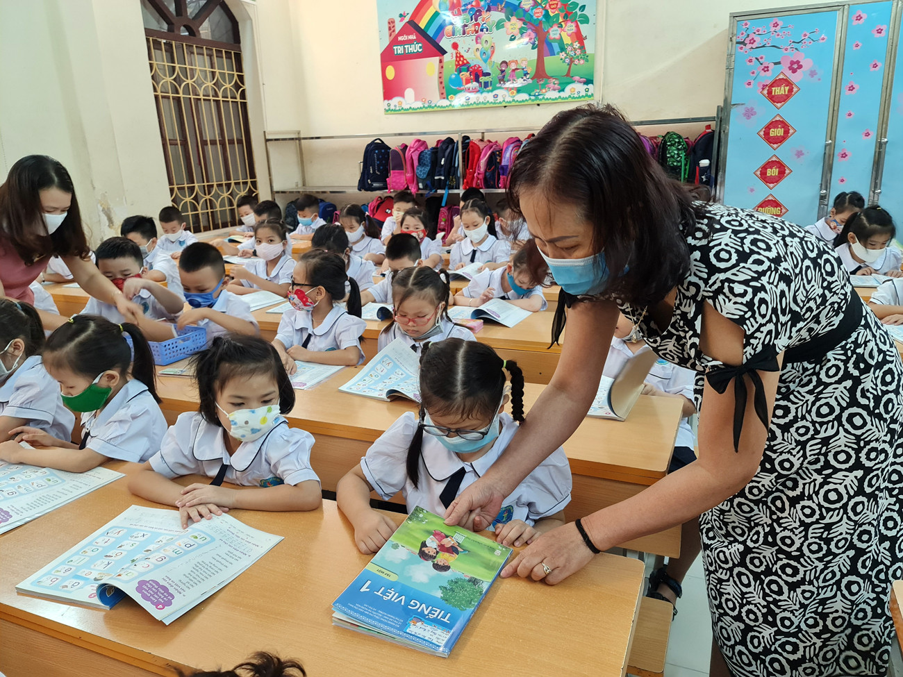 Cô giáo Nguyễn Thị Vân, giáo viên chủ nhiệm lớp 1A1 (Trường Tiểu học Võ Thị Sáu) dạy học sinh tập làm quen với sách Tiếng Việt 1 (Ảnh: Lã Tiến) Cô giáo Nguyễn Thị Vân, giáo viên chủ nhiệm lớp 1A1 (Trường Tiểu học Võ Thị Sáu) dạy học sinh tập làm quen với sách Tiếng Việt 1 (Ảnh: Lã Tiến)