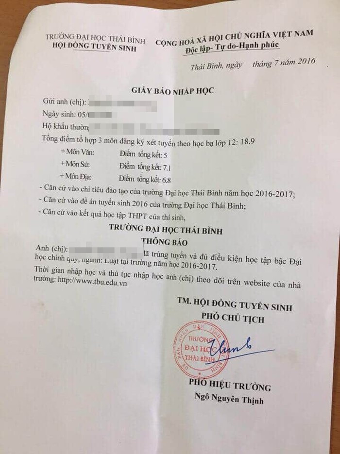 Giấy báo nhập học bị thu hồi nhưng các học viên còn lưu giữ được (Ảnh: Lã Tiến)