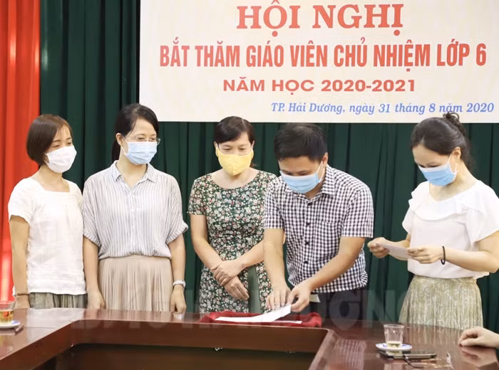 Trường Trung học cơ sở Lê Quý Đôn (thành phố Hải Dương) tổ chức bốc thăm giáo viên chủ nhiệm (Ảnh: Báo Hải Dương) Trường Trung học cơ sở Lê Quý Đôn (thành phố Hải Dương) tổ chức bốc thăm giáo viên chủ nhiệm (Ảnh: Báo Hải Dương)
