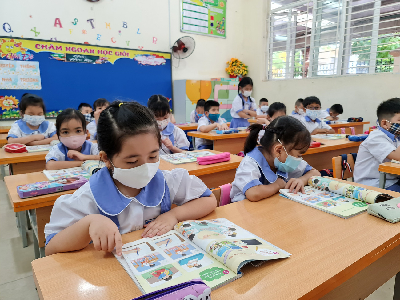 Học sinh Trường Tiểu học Đinh Tiên Hoàng (quận Hồng Bàng) nhanh chóng tiếp cận với sách giáo khoa lớp 1 mới (Ảnh: Lã Tiến) Học sinh Trường Tiểu học Đinh Tiên Hoàng (quận Hồng Bàng) nhanh chóng tiếp cận với sách giáo khoa lớp 1 mới (Ảnh: Lã Tiến)