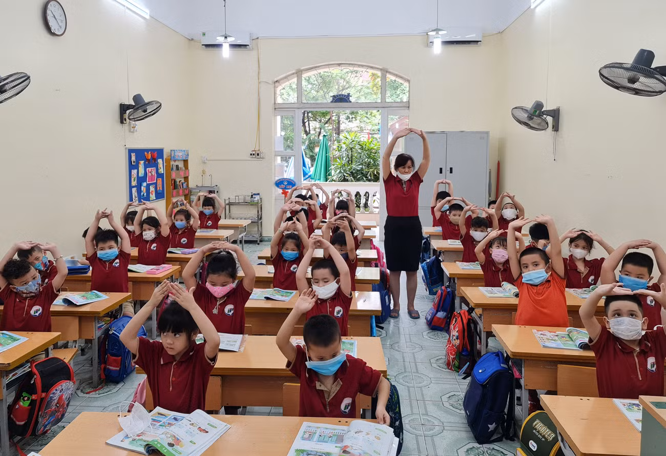 Các em học sinh lớp 1 Trường Tiểu học Nguyễn Tri Phương tiếp cận với phương pháp dạy học mới (Ảnh: Lã Tiến)