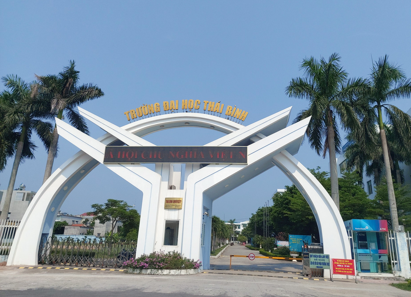 Lãnh đạo Trường Đại học Thái Bình đã giải trình về việc tuyển sinh hệ chính quy nhưng cấp bảng điểm hệ "vừa làm, vừa học" (Ảnh: Lã Tiến)