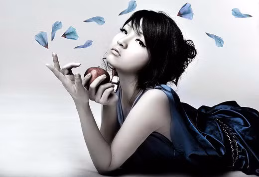 Tuy nhiên, Hoàng Thùy Linh cũng lấy hình ảnh táo đỏ để cho ra mắt một bộ ảnh tuyệt đẹp. Cũng chính vì vậy giữa 2 hot girl đã có những lùm xùm vì chuyện trùng ý tưởng.