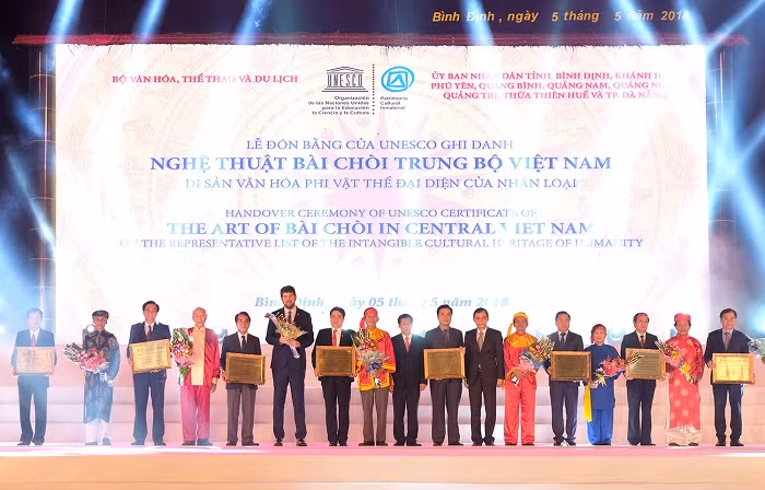 Bộ trưởng Văn hóa thể thao và Du lịch trao bằng chứng nhận Bài Chòi cho đại diện 9 tỉnh miền trung.