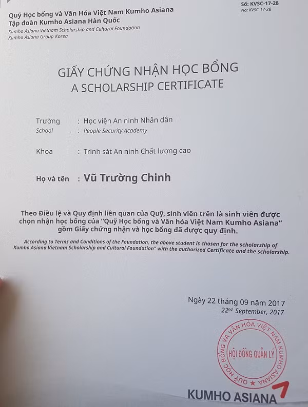 Chinh vinh dự được nhận học bổng A Scholarship Certificate (nguồn ảnh: nhân vật cung cấp). Chinh vinh dự được nhận học bổng A Scholarship Certificate (nguồn ảnh: nhân vật cung cấp).