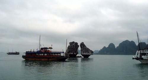 Hòn Gà chọi trên vịnh Hạ Long là bức tranh thiên nhiên duy nhất và đẹp nhất, đó là bình luận của nhóm bạn Đức (Ảnh: tác giả cung cấp). Hòn Gà chọi trên vịnh Hạ Long là bức tranh thiên nhiên duy nhất và đẹp nhất, đó là bình luận của nhóm bạn Đức (Ảnh: tác giả cung cấp).