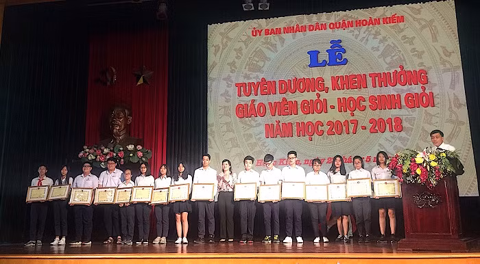 Tuyên dương và khen thưởng những em học sinh giỏi đạt thành tích cao trong học tập (Ảnh: An Nhiên).