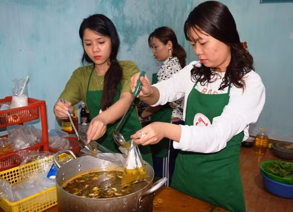 Đóng gói cho những bệnh nhân mua cơm mang về.