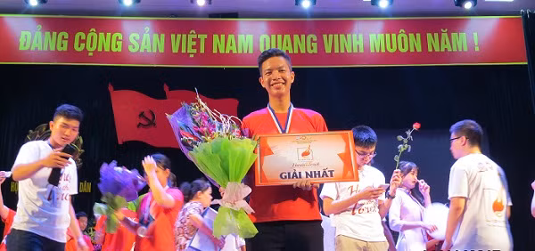 Chinh nhận giải thưởng tại một cuộc thi tiếng anh (Nguồn ảnh: nhân vật cung cấp). Chinh nhận giải thưởng tại một cuộc thi tiếng anh (Nguồn ảnh: nhân vật cung cấp).