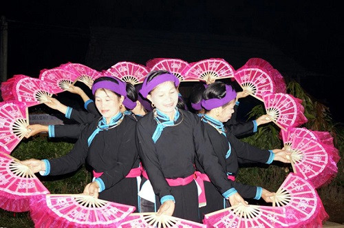 Múa quạt trên du thuyền (Ảnh: tác giả cung cấp). Múa quạt trên du thuyền (Ảnh: tác giả cung cấp).