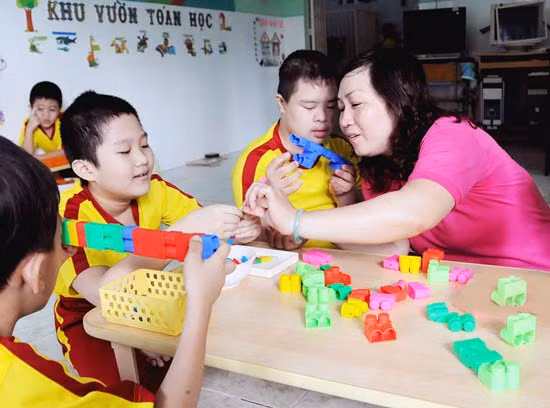 Cần quan tâm việc giáo dục hòa nhập cho trẻ khuyết tật (Ảnh minh họa: Mai Hải).