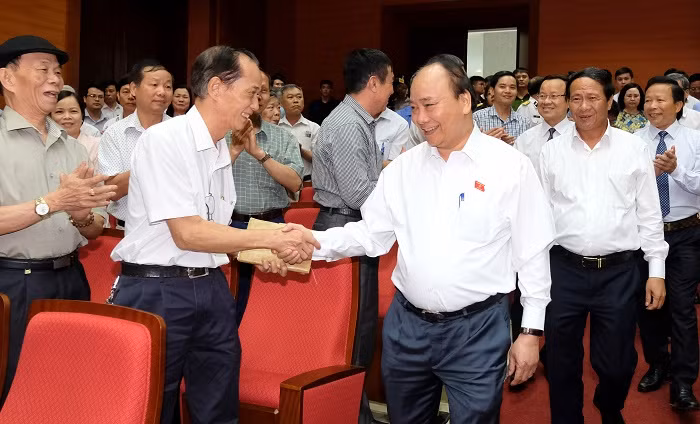 Thủ tướng thăm hỏi cử tri nhân dân quận Hồng Bàng, Thành phố Hải Phòng. Ảnh: VGP. Thủ tướng thăm hỏi cử tri nhân dân quận Hồng Bàng, Thành phố Hải Phòng. Ảnh: VGP.