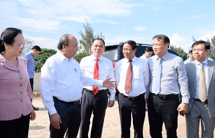 Thủ tướng tham quan công trường xây dựng nhà máy Vinfast. Ảnh: VGP.