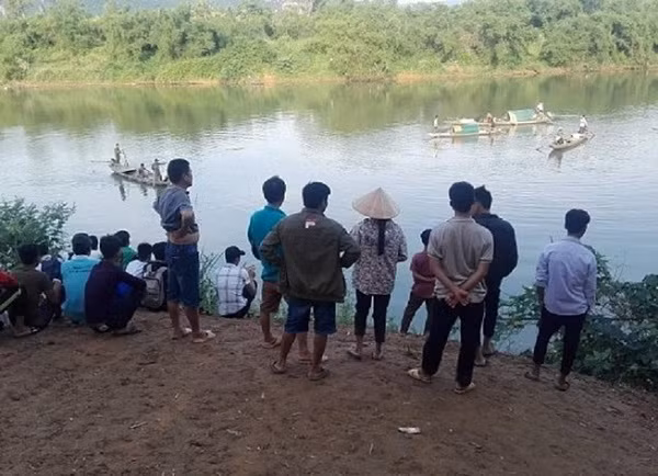 Hiện trường nơi em N. nhảy sông tự vẫn. (Ảnh CTV)