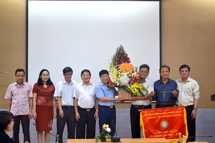 Ban chủ nhiệm Câu lạc bộ Các trường Cao đẳng Y Dược.