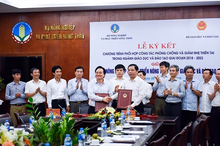 Lễ ký kết Chương trình phối hợp công tác phòng chống và giảm nhẹ thiên tai trong ngành giáo dục và đào tạo giai đoạn 2018-2023.