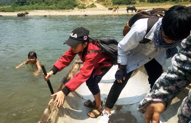 Có những lúc không có người, em Nguyễn Thị Thảo Vy (ở xóm Liên Sơn) tự chèo đò đến trường. (Ảnh: Thủy Phan)