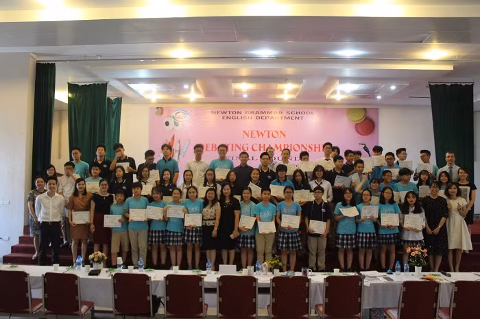 Tưng bừng giây phút trao giải cho các đội thắng cuộc. Phần thắng đã thuộc về ba lớp: 6G1, 10E và 8G2.