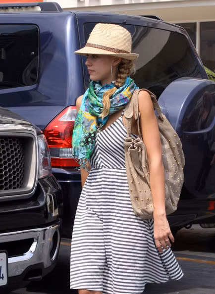 Váy kẻ, quàng khăn và đi cùng chiếc túi lớn, kiểu mũ cói của Jessica Alba làm cô thêm trẻ trung và xinh xắn. Váy kẻ, quàng khăn và đi cùng chiếc túi lớn, kiểu mũ cói của Jessica Alba làm cô thêm trẻ trung và xinh xắn.