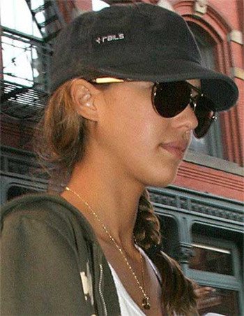 Phong cách ăn mặc bụi bặm kết hợp với mũ lưỡi trai giúp Jessica Alba ngụy trang khi đi dạo phố.