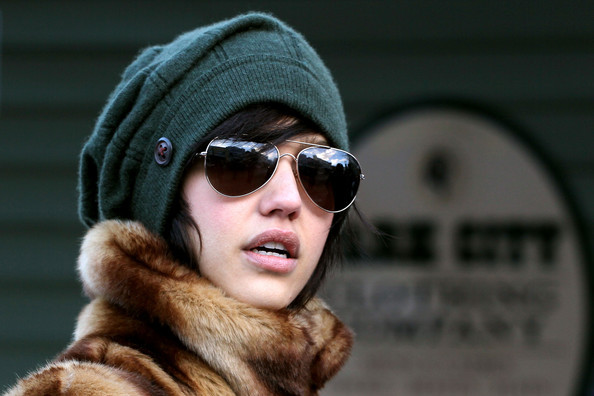 Jessica Alba cực xinh đẹp và dễ thương với chiếc mũ len xanh đơn giản ôm khuôn mặt trái xoan của kiều nữ này.