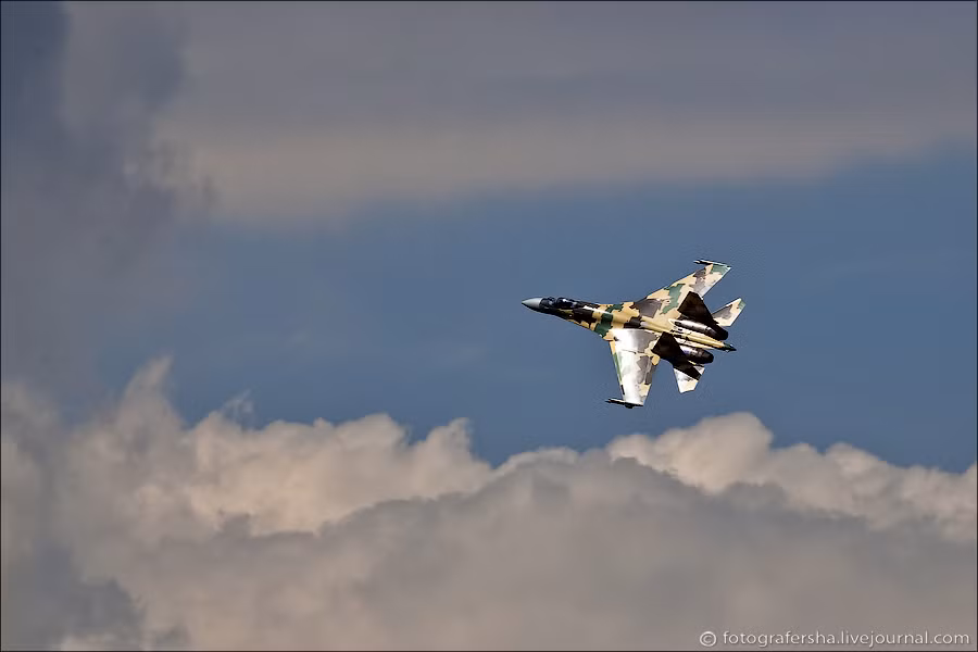 Tiêm kích đa năng Su-35 trình diễn tại lễ kỷ niệm 100 năm Không quân Nga (12/8/2012). Tiêm kích đa năng Su-35 trình diễn tại lễ kỷ niệm 100 năm Không quân Nga (12/8/2012).