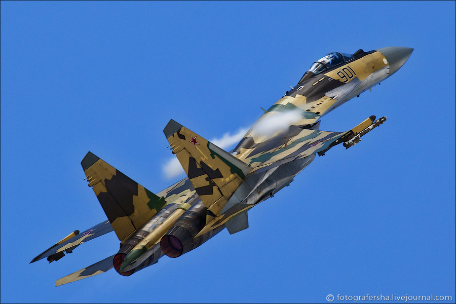 Tiêm kích đa năng Su-35 trình diễn tại lễ kỷ niệm 100 năm Không quân Nga (12/8/2012).
