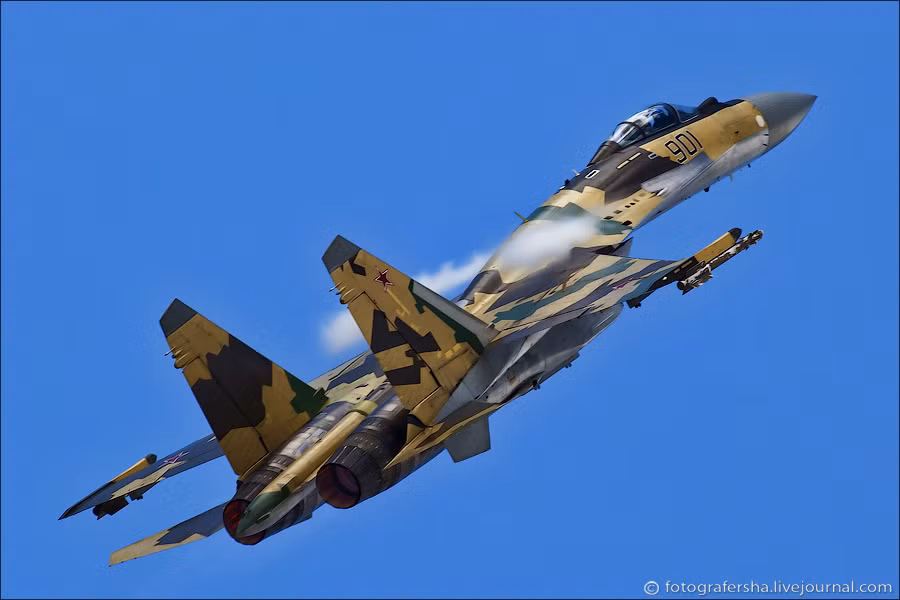 Tiêm kích đa năng Su-35 trình diễn tại lễ kỷ niệm 100 năm Không quân Nga (12/8/2012). Tiêm kích đa năng Su-35 trình diễn tại lễ kỷ niệm 100 năm Không quân Nga (12/8/2012).