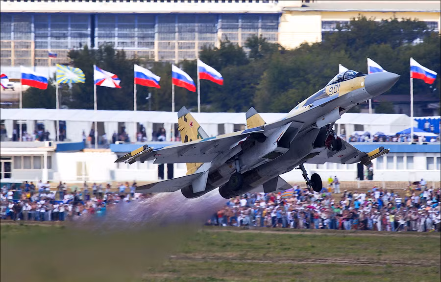 Đến thời điểm hiện tại, có thể khẳng định rằng, Su-35 đã sẵn sàng để “đeo kiếm” và sẵn sàng để phô diễn sức mạnh chiến đấu siêu hạng của mình. (Trong ảnh là máy bay Su-35 tại lễ kỷ niệm 100 năm Không quân Nga). Đến thời điểm hiện tại, có thể khẳng định rằng, Su-35 đã sẵn sàng để “đeo kiếm” và sẵn sàng để phô diễn sức mạnh chiến đấu siêu hạng của mình. (Trong ảnh là máy bay Su-35 tại lễ kỷ niệm 100 năm Không quân Nga).
