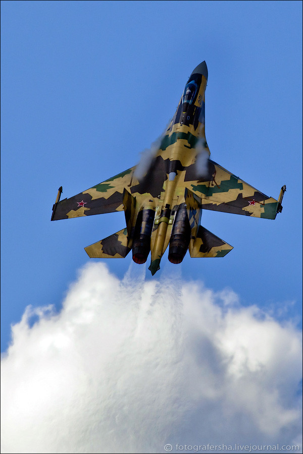 Tiêm kích đa năng Su-35 trình diễn tại lễ kỷ niệm 100 năm Không quân Nga (12/8/2012).