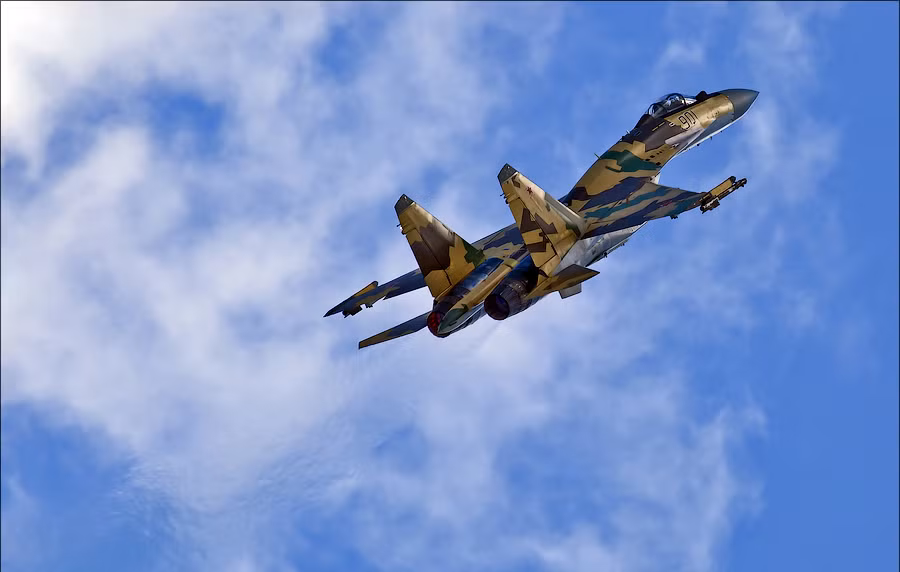 Với tính năng hiện đại, Su-35S có thể phát hiện 30 mục tiêu cùng lúc và tấn công đồng thời 8 mục tiêu, cũng như hỗ trợ tấn công 4 mục tiêu trên không và tấn công 2 mục tiêu trên mặt đất. (Trong ảnh là máy bay Su-35 tại lễ kỷ niệm 100 năm Không quân Nga). Với tính năng hiện đại, Su-35S có thể phát hiện 30 mục tiêu cùng lúc và tấn công đồng thời 8 mục tiêu, cũng như hỗ trợ tấn công 4 mục tiêu trên không và tấn công 2 mục tiêu trên mặt đất. (Trong ảnh là máy bay Su-35 tại lễ kỷ niệm 100 năm Không quân Nga).