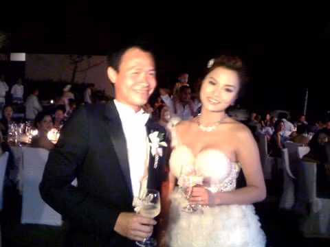 Cô dâu và chú rể tươi cười hạnh phúc. Ảnh: D.L.