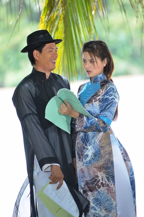 Muốn được tự do thời trai trẻ, Phong đã đề nghị Hoàng “thế vai” mình trong công việc lẫn cuộc sống. Cần tiền trang trải cuộc sống, Hoàng đã chấp nhận lời đề nghị. Muốn được tự do thời trai trẻ, Phong đã đề nghị Hoàng “thế vai” mình trong công việc lẫn cuộc sống. Cần tiền trang trải cuộc sống, Hoàng đã chấp nhận lời đề nghị.