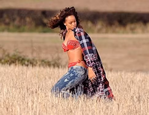 Cảnh hậu trường đầy gợi cảm của Rihanna - We found love ảnh 2