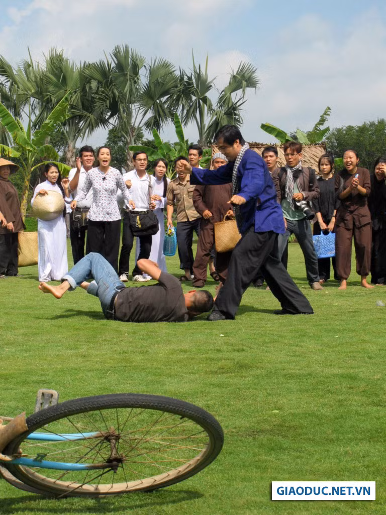Lý Hùng đã hạ gục tên lưu manh.